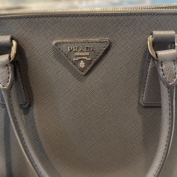 Authentic Prada Saffiano tote perfect condition - Picture 2 of 4